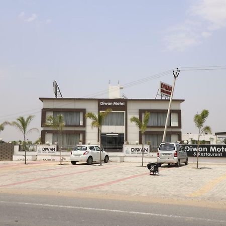 Diwan Hotel And Restaurant Surkhi Bagian luar foto