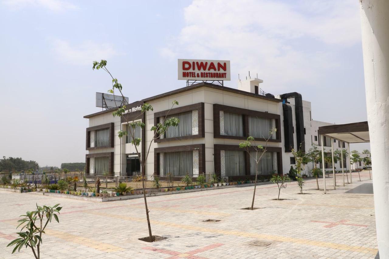 Diwan Hotel And Restaurant Surkhi Bagian luar foto