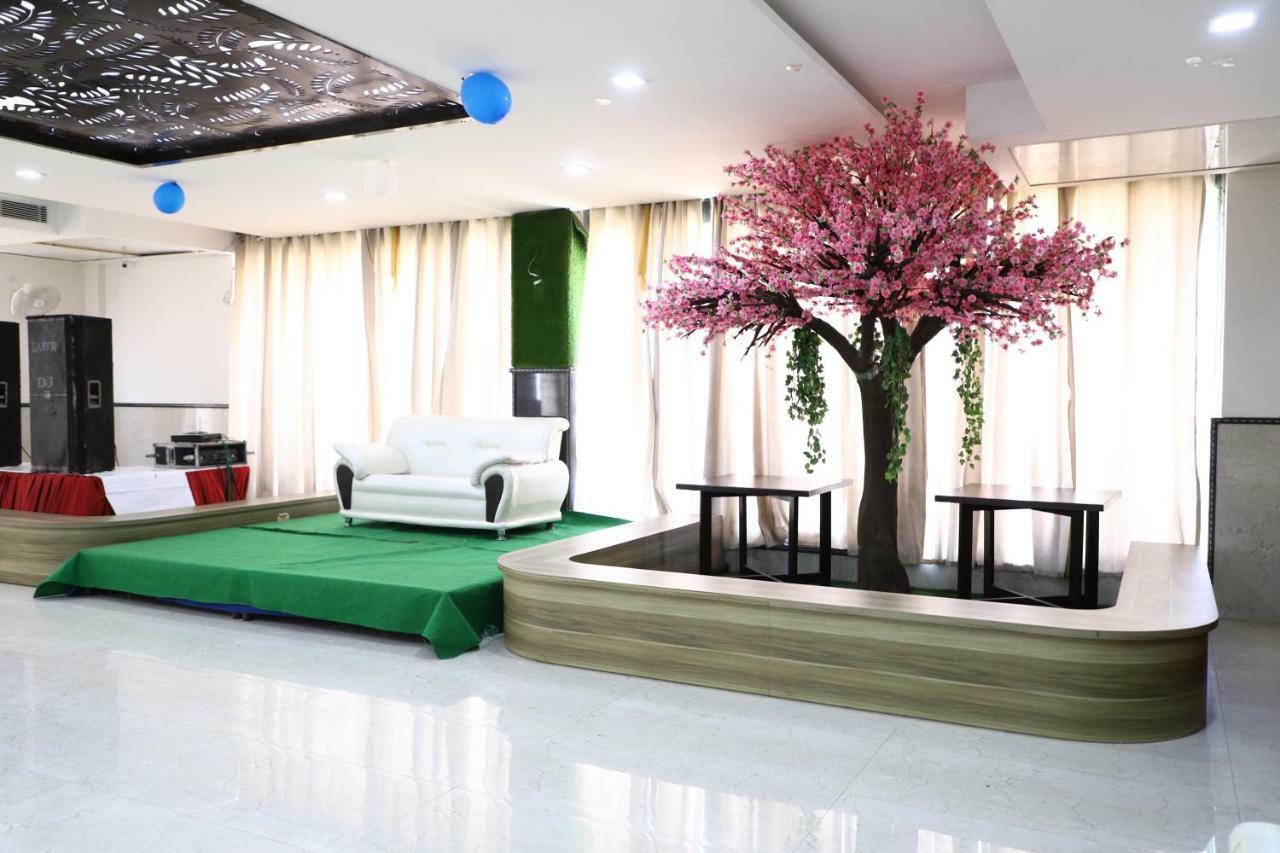 Diwan Hotel And Restaurant Surkhi Bagian luar foto