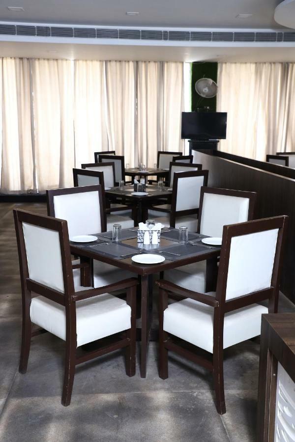 Diwan Hotel And Restaurant Surkhi Bagian luar foto