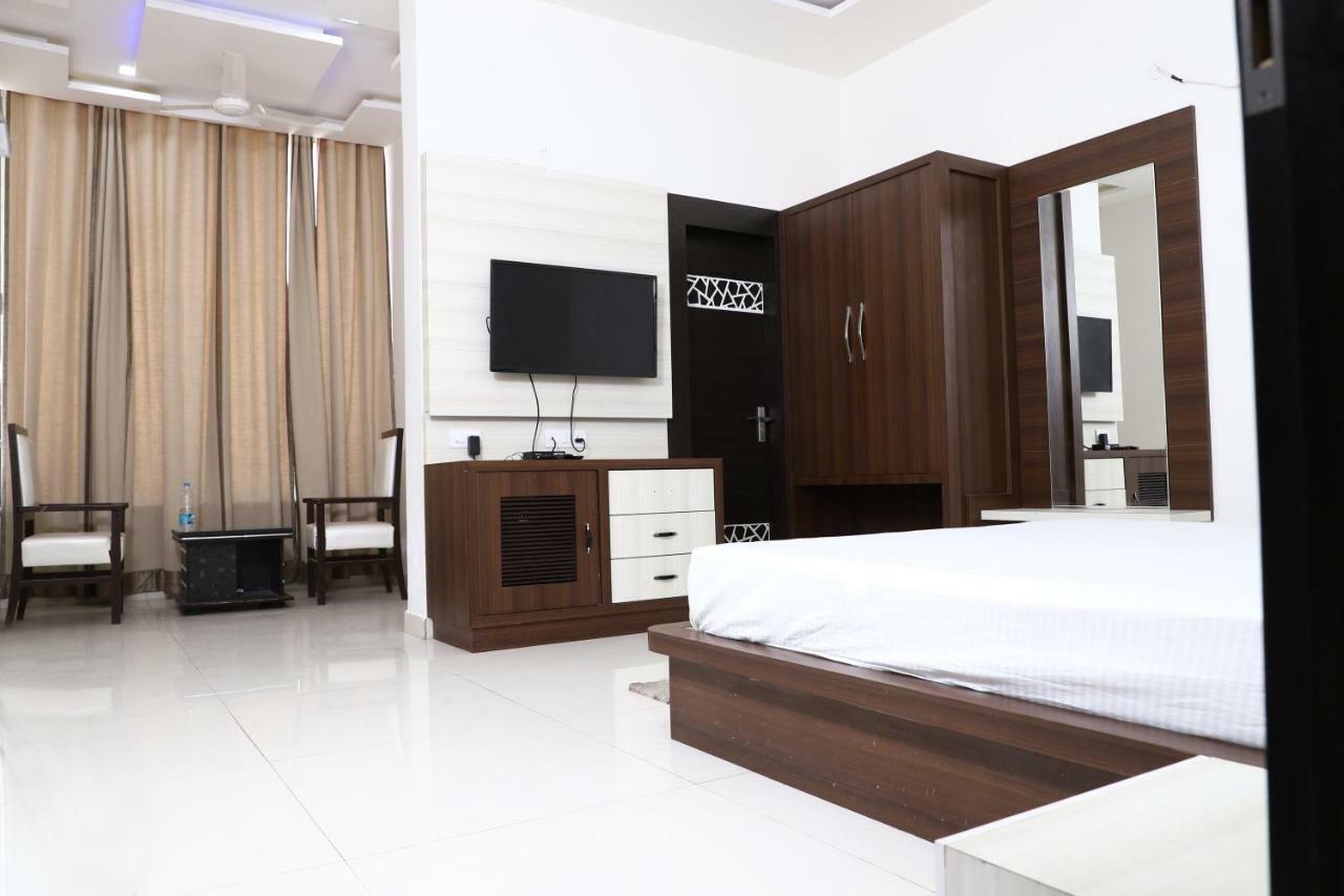 Diwan Hotel And Restaurant Surkhi Bagian luar foto