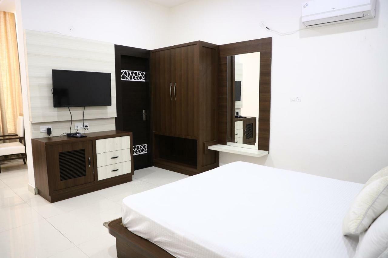 Diwan Hotel And Restaurant Surkhi Bagian luar foto