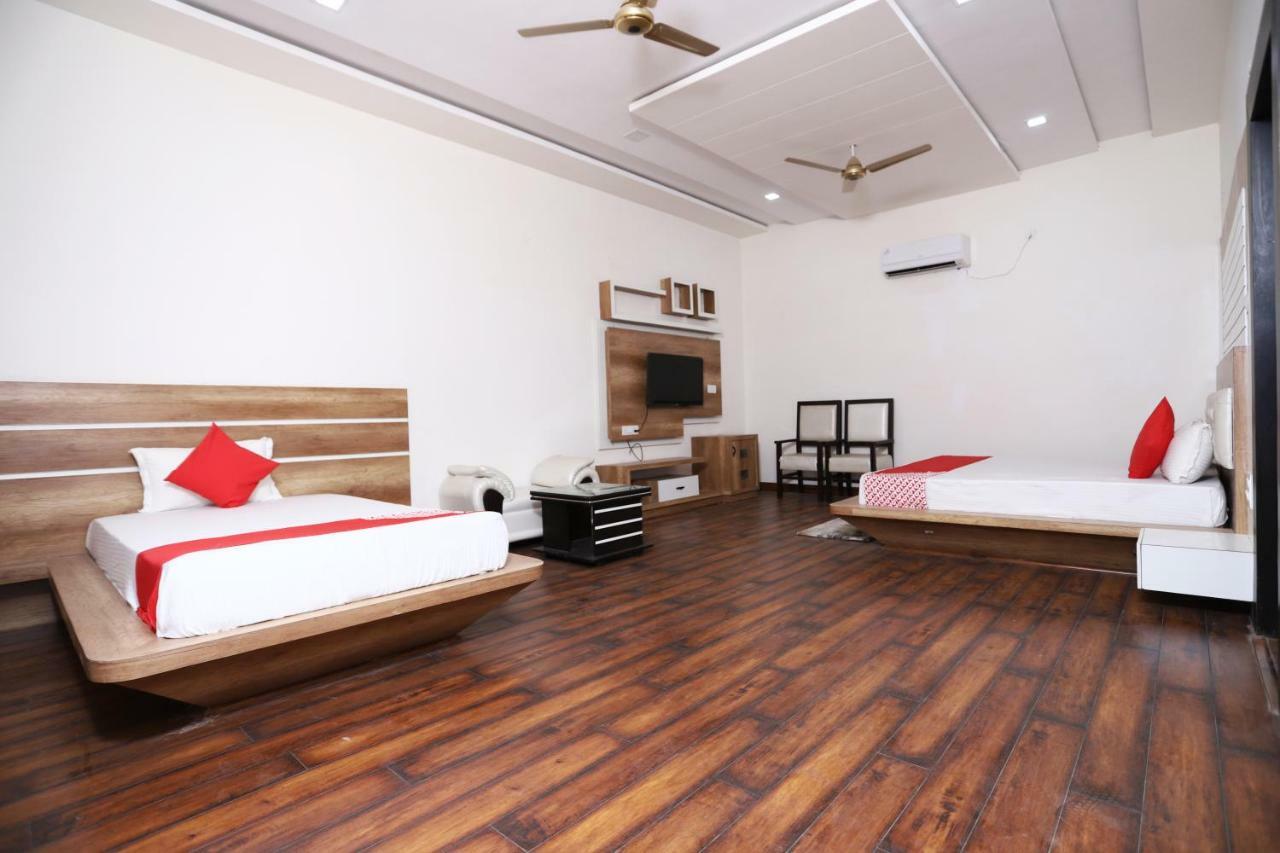 Diwan Hotel And Restaurant Surkhi Bagian luar foto