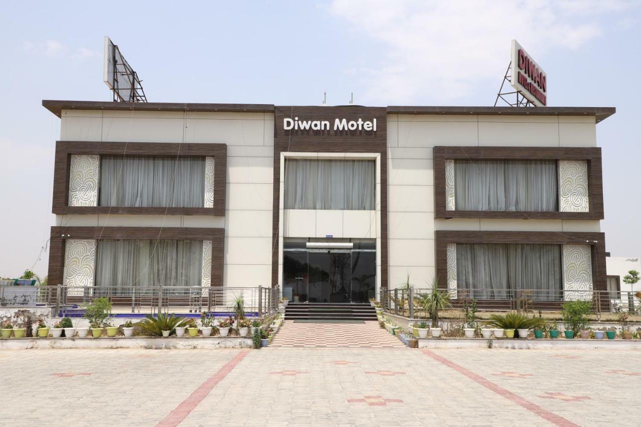 Diwan Hotel And Restaurant Surkhi Bagian luar foto