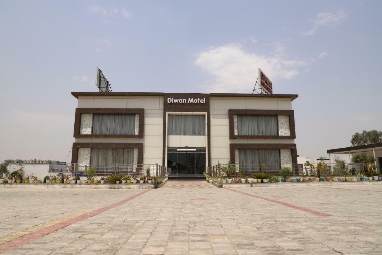 Diwan Hotel And Restaurant Surkhi Bagian luar foto