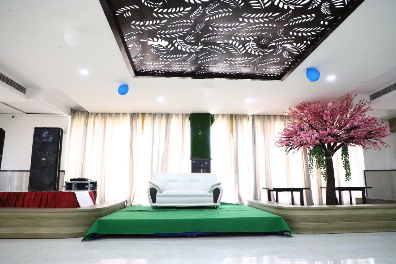 Diwan Hotel And Restaurant Surkhi Bagian luar foto